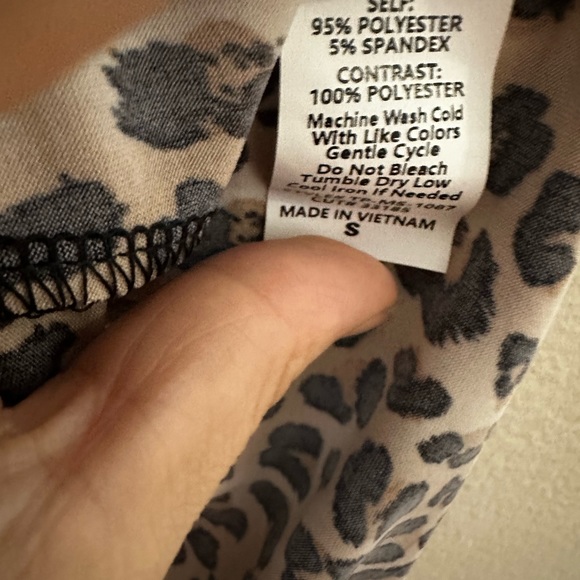 NWT PerSeption Women's Leopard Print V Neck Top Size S - Picture 6 of 7